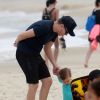 Michel Teló passeou com filho, Teodoro, na Praia da Barra da Tijuca, Zona Oeste do Rio, nesta terça-feira, 21 de agosto de 2018