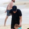 Thais Fersoza brincou com filho, de 1 ano, na Praia da Barra da Tijuca, Zona Oeste do Rio, nesta terça-feira, 21 de agosto de 2018