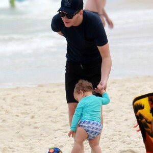 Michel Teló e filho, Teodoro, curtiram a Praia da Barra da Tijuca, Zona Oeste do Rio, nesta terça-feira, 21 de agosto de 2018