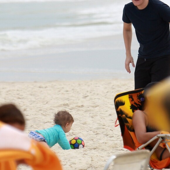 Michel Teló brincou de bola com filho na Praia da Barra da Tijuca, Zona Oeste do Rio, nesta terça-feira, 21 de agosto de 2018