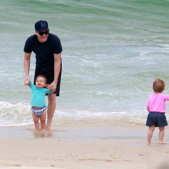 Thais Fersoza e o marido, Michel Teló, brincaram com filhos em praia do Rio