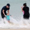 Filhos de Thais Fersoza e Michel Teló mergulharam na água da Praia da Barra da Tijuca