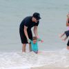 Thais Fersoza e Michel Teló se divertiram com filhos no mar da Praia da Barra da Tijuca