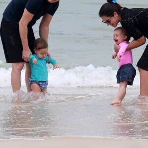 Filhos de Thais Fersoza e Michel Teló, Teodoro e Melinda se divertiram na praia 