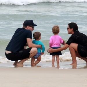 Thais Fersoza e o marido, Michel Teló, foram clicados com filhos em uma praia no Rio de Janeiro