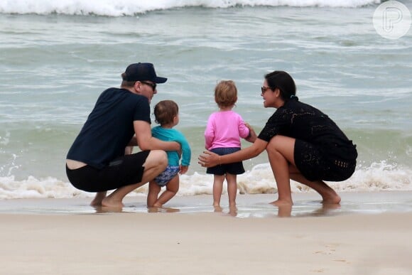 Thais Fersoza e o marido, Michel Teló, foram clicados com filhos em uma praia no Rio de Janeiro
