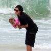 Thais Fersoza brincou com a filha, Melinda, em praia do Rio de Janeiro