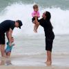 Thais Fersoza e Michel Teló foram a praia com filhos, Melinda e Teodoro, no Rio de Janeiro 