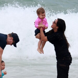 Thais Fersoza e Michel Teló foram a praia com filhos, Melinda e Teodoro, no Rio de Janeiro 