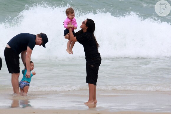 Thais Fersoza e Michel Teló foram a praia com filhos, Melinda e Teodoro, no Rio de Janeiro 