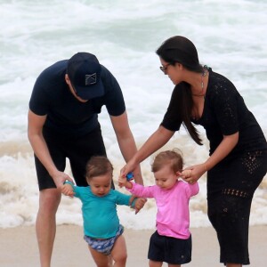 Acompanhada de Michel Teló, Thais Fersoza passeou em praia do Rio com filhos