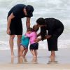 Filhos de Thais Fersoza e Michel Teló, Melinda e Teodoro se abraçaram em dia de praia