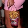 Kim Kardashian usou bolsa em formato de caixa de batata frita em evento