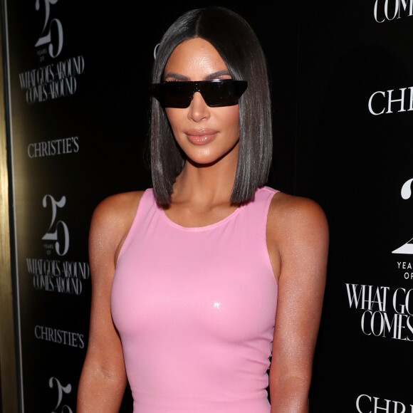 Kim Kardashian apostou em minivestido, na cor rosa chiclete, para evento