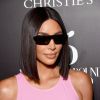 Kim Kardashian apostou em óculos espelhado para compor o look