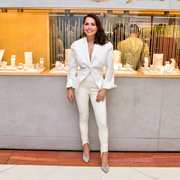 Leticia Colin apostou em blazer acinturado e calça ski para prestigiar evento em joalheria