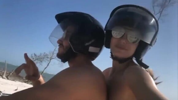 Camila Queiroz e Klebber Toledo passearam pelo mangue seco de Jericoacoara, no Ceará, às vésperas do casamento, nesta quarta-feira, 22 de agosto de 2018