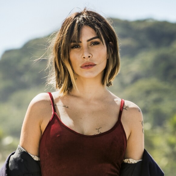 Betina (Cleo) pede por ajuda ao ter a tolha arrancada por Marocas (Juliana Paiva), ficando nua no meio da rua, nos próximos capítulos da novela 'O Tempo Não Para': 'Desgraçada!'