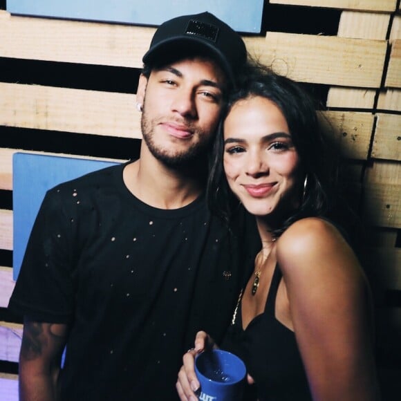 Bruna Marquezine afastou rumor de término com Neymar após especulações de fã