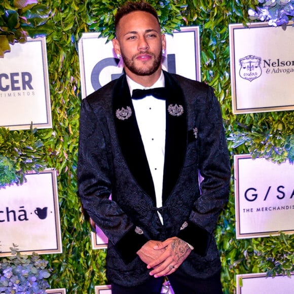 'Acordei cedo e fui stalkear a minha amada namorada e sem querer parei de seguir, mas voltei rápido', esclareceu Neymar