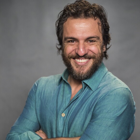 Rodrigo Lombardi passou a ter mais cuidados com o visual com o decorrer da carreira: 'Com o tempo a gente começa a ter, né? Quando a gente é moleque não liga e depois com o trabalho a gente começa a se preocupar'