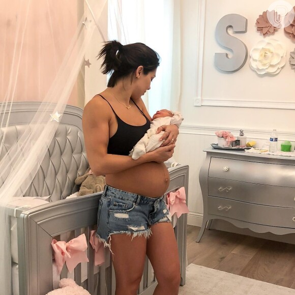 Bella Falconi mostrou seu corpo quatro dias após o nascimento da segunda filha, Stella 