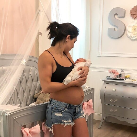 Bella Falconi mostrou seu corpo quatro dias após o nascimento da segunda filha, Stella 