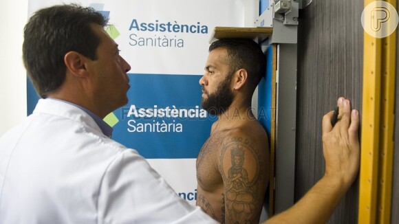 Daniel Alves, companheiro de Neymar, no Barcelona, também passou por revisão médica no Barcelona