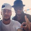 Neymar posa em foto com Alex Song na Espanha e retoma rotina no time catalão