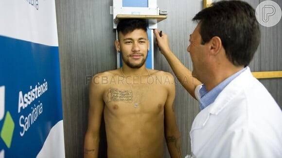 Neymar passa por revisão médica no Barcelona