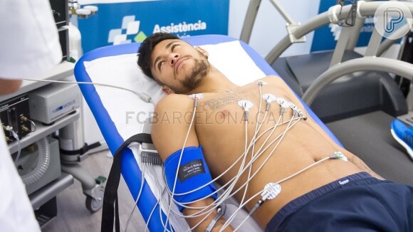Neymar está com a parte fisiológica 100%, mas precisa de mais tempo para se recuperar da lesão sofrida na coluna durante um jogo na Copa. Brasileiro permanece treinando sem bola
