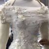 Vestido de noiva de Camila Queiroz contou com applique de 461 flores de tecido