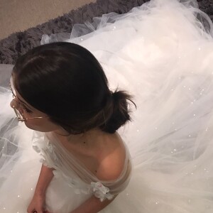 Vestido de Camila Queiroz conta com 4 tecidos: organza de seda, organdi, tule e gorgorão