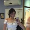 Camila Queiroz fez provas do vestido de noiva no ateliê de Lethicia Bronstein em São Paulo