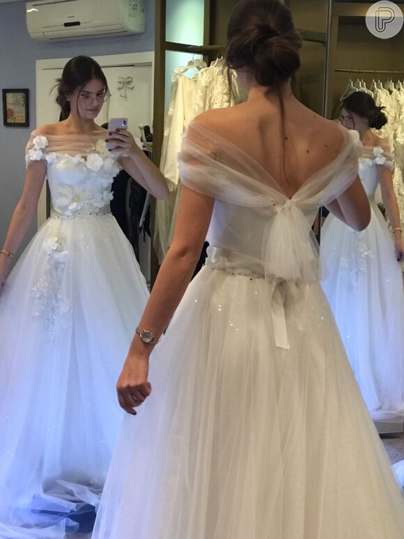 Camila Queiroz fez provas do vestido de noiva no ateliê de Lethicia Bronstein em São Paulo