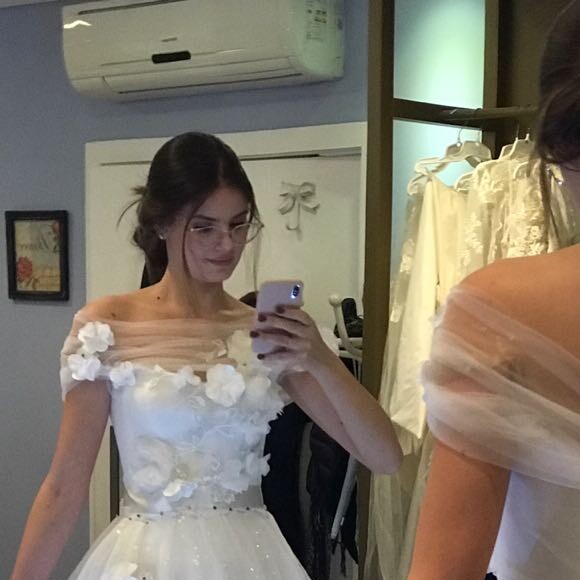 Camila Queiroz fez provas do vestido de noiva no ateliê de Lethicia Bronstein em São Paulo