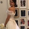 Camila Queiroz posa em prova final de seu vestido de noiva