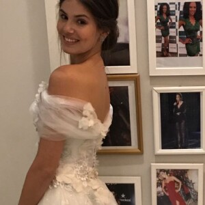 Camila Queiroz posa em prova final de seu vestido de noiva