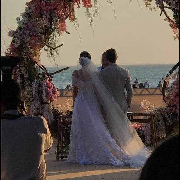 Camila Queiroz sobe ao altar com Klebber Toledo no Ceará