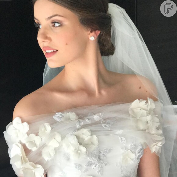 Camila Queiroz usa vestido de noiva Lethicia Bronstein no casamento com Klebber Toledo, em Jericoacoara, no Ceará, em 25 de agosto de 2018
