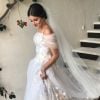 Camila Queiroz apostou em modelo romântico para o casamento