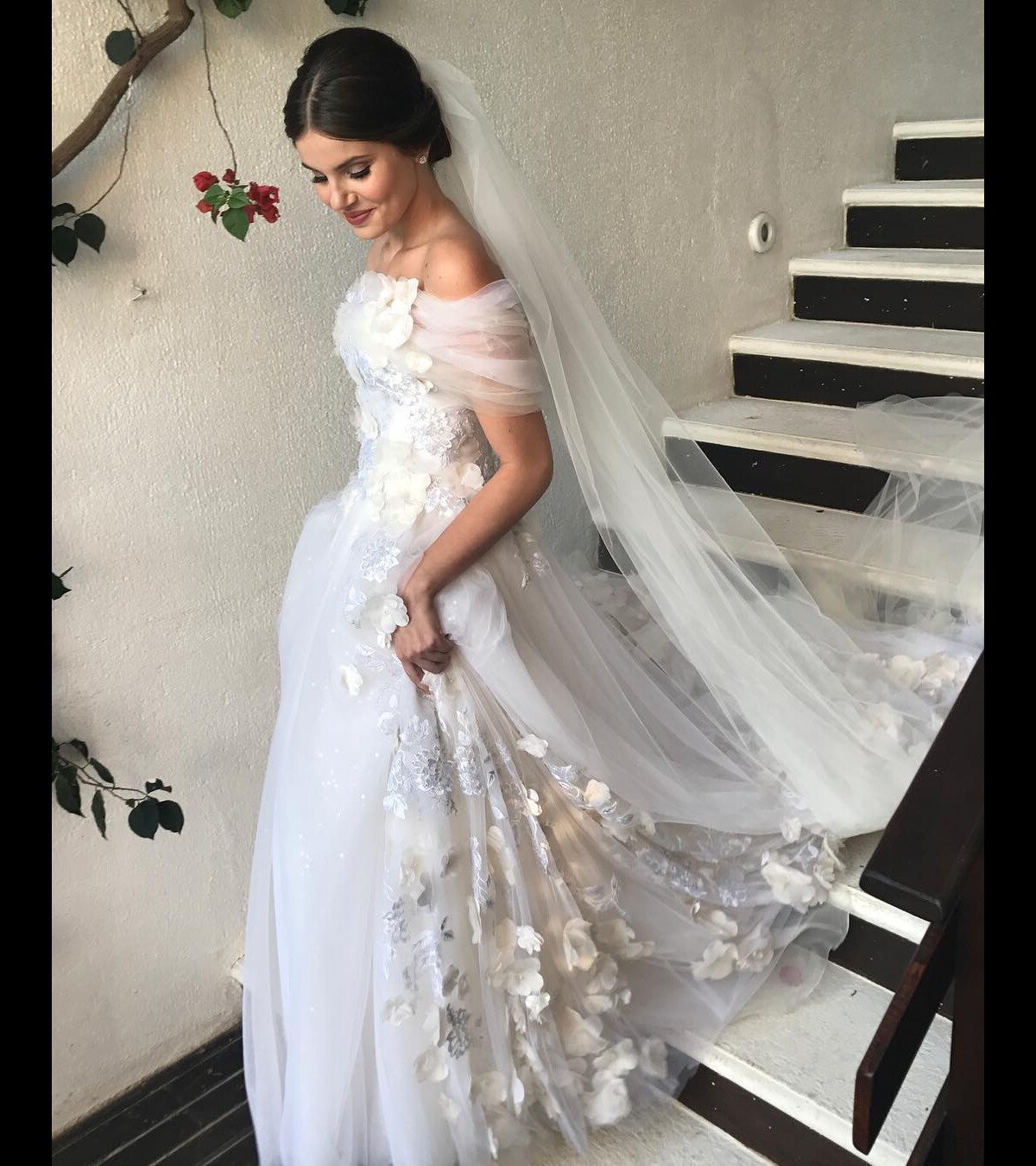 Foto: Camila Queiroz Apostou Em Modelo Romântico Para O Casamento ...