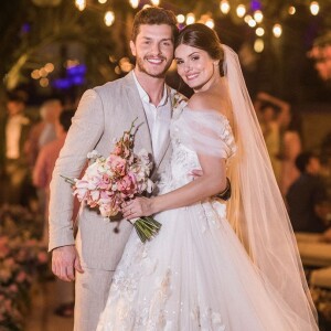 Camila Queiroz usou vestido de noiva assinado por Lethicia Bronstein em seu casamento com Klebber Toledo, em Jericoacoara, no Ceará, em 25 de agosto de 2018