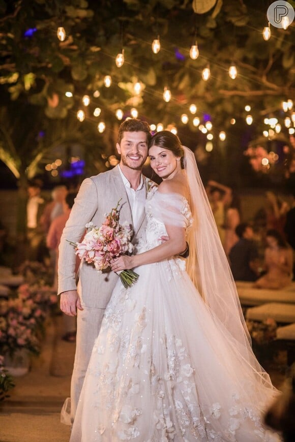Camila Queiroz usou vestido de noiva assinado por Lethicia Bronstein em seu casamento com Klebber Toledo, em Jericoacoara, no Ceará, em 25 de agosto de 2018