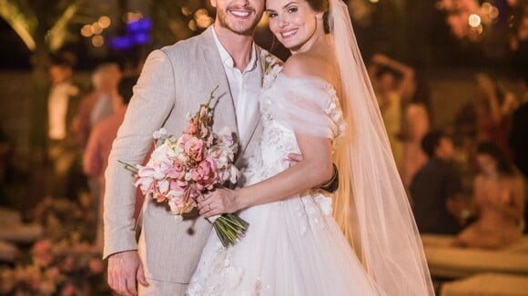 Camila Queiroz usa vestido romântico com flores em casamento com Klebber Toledo