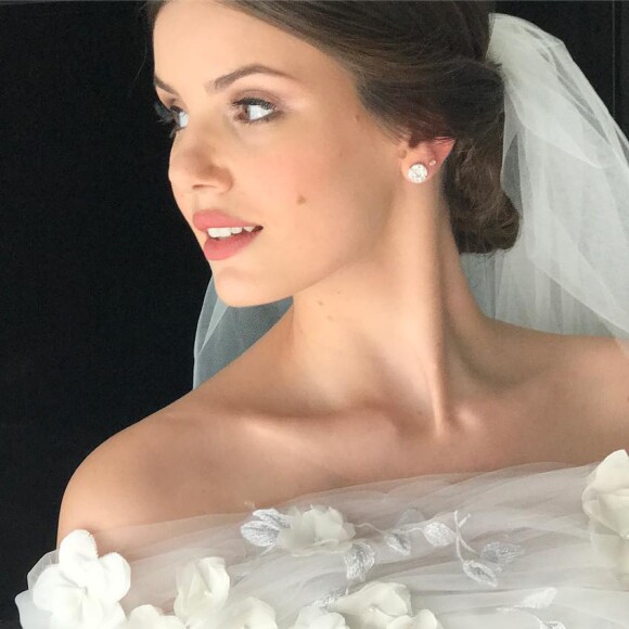Camila Queiroz dança música de Anitta em festa de casamento