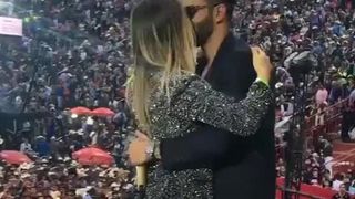 Andressa Suita e Gusttavo Lima trocam beijo em palco do show em Barretos. Vídeo!