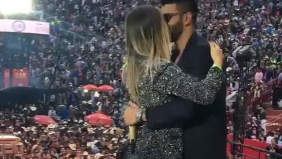 Andressa Suita e Gusttavo Lima trocaram beijo no palco do show em Barretos, neste domingo, 26 de agosto de 2018