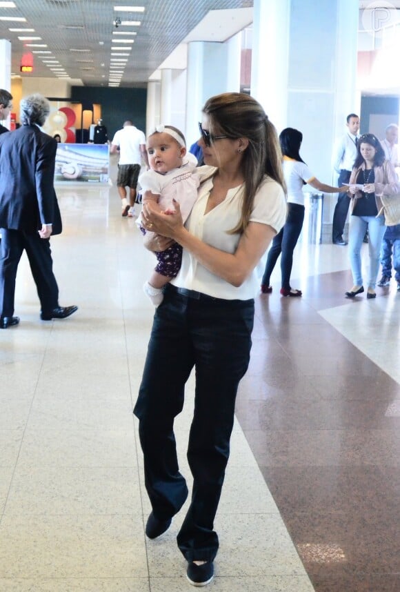Nivea Stelmann foi clicada com a filha Bruna, de apenas 4 meses, no aeroporto Santos Dumont, no Rio. Simpática, a bebê distribuiu sorrisos por onde passava