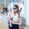 Nivea Stelmann foi clicada com a filha Bruna, de apenas 4 meses, no aeroporto Santos Dumont, no Rio. Simpática, a bebê distribuiu sorrisos por onde passava